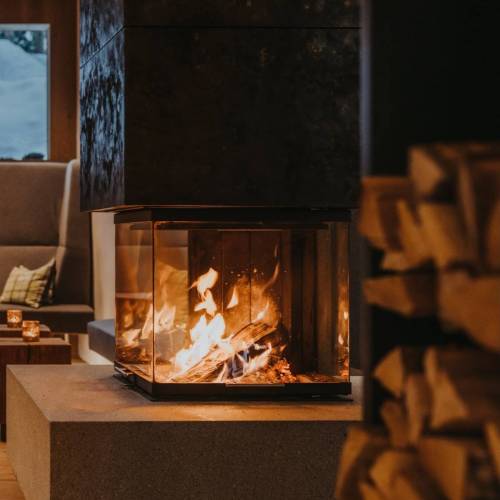 Moderner Kamin mit Feuer