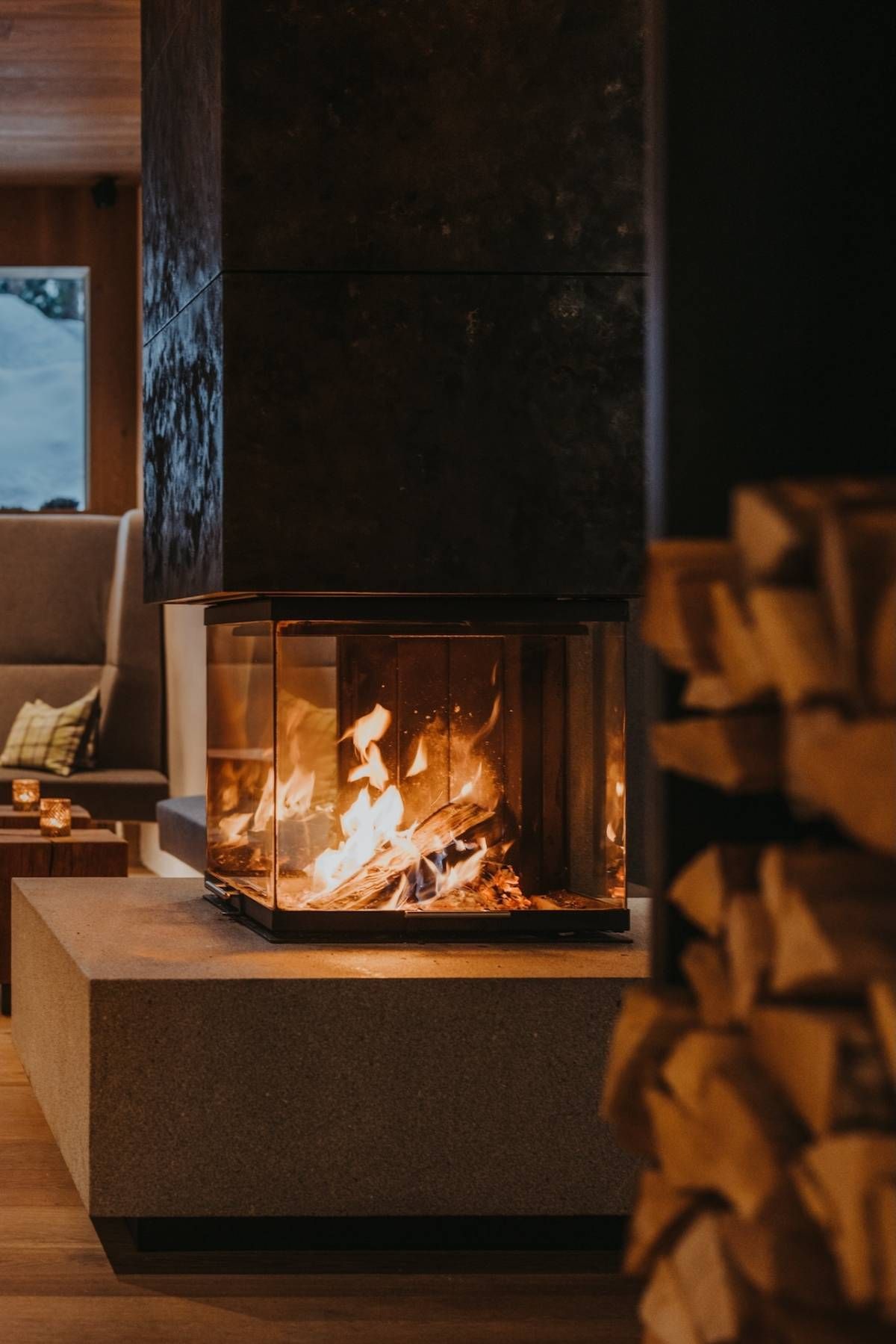 Moderner Kamin mit Feuer